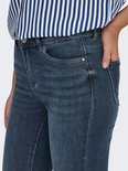 Close-up van een donkerblauwe skinny jeans met zakdetails en koperkleurige knoopjes.