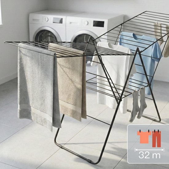 Porte-linge noir avec serviettes grises et beiges, chemisier blanc et bleu, chaussettes et indication de 32m de longueur de séchage.