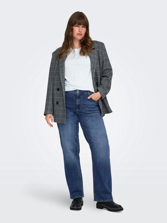 Model in een grijze geruite blazer, wit T-shirt en rechte spijkerbroek met hoge taille in middendonkere wassing.