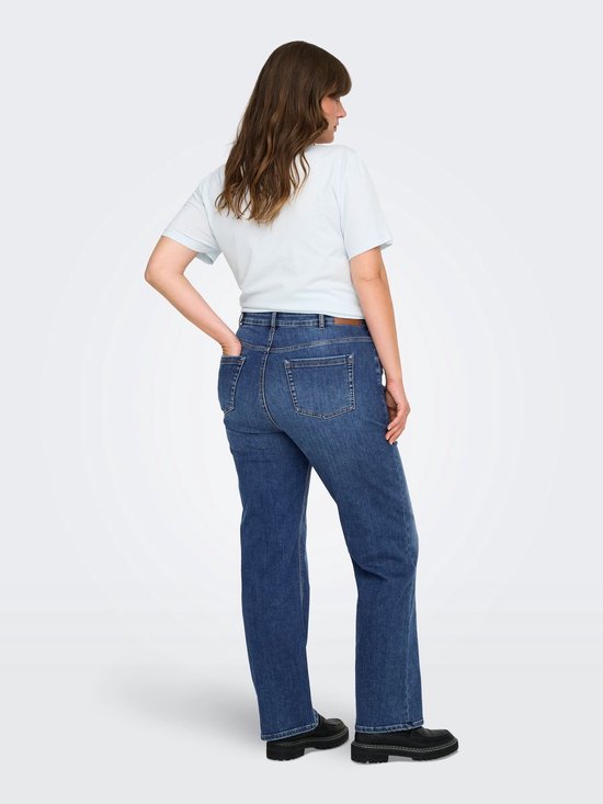 Recht gesneden spijkerbroek met hoge taille in middendonkere wassing, gedragen door een model in een grijze blazer.