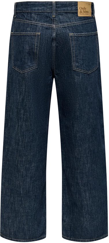Achterkant van een wijde spijkerbroek met middenhoge taille en donkere wassing.