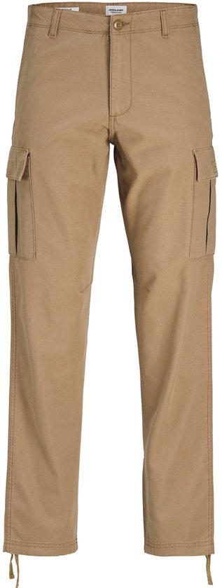 Voorkant van een beige cargo broek met ritssluiting, knoopsluiting, twee zijzakken, twee cargozakken en bandjes aan de onderkant.