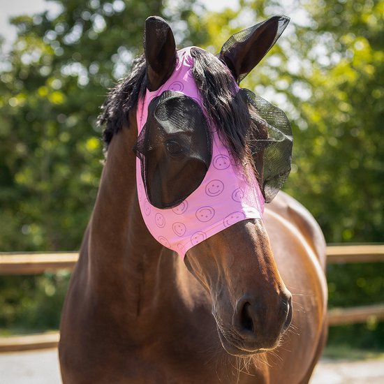 Roze vliegenmasker met smiley gezichtjes, met zwarte mesh oren en ogen.