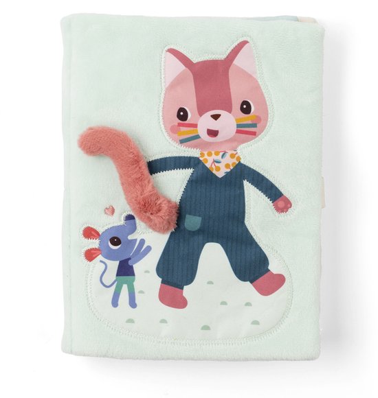 Groen stoffen boekje met op de voorkant een roze kat met pluizige staart en een blauw beestje.