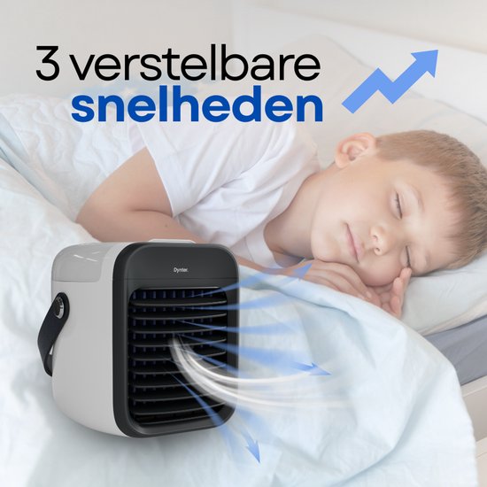 Grijze mini-airco blaast koele lucht naar slapende jongen. "3 verstelbare snelheden"