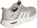 Achterste aanzicht van een lichtgrijze Adidas sneaker met witte strepen en zool.