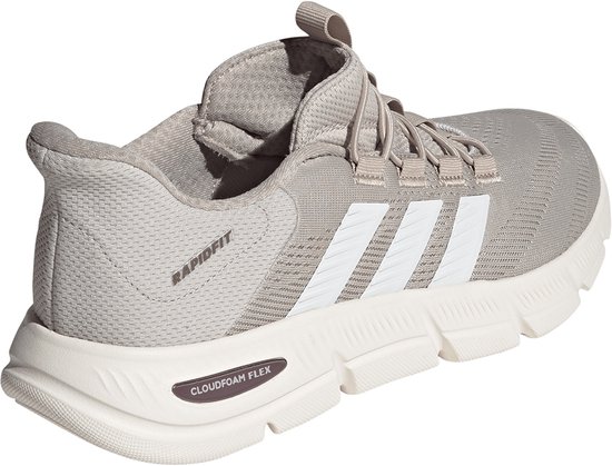 Achterste aanzicht van een lichtgrijze Adidas sneaker met witte strepen en zool.