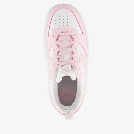 Bovenaanzicht van witte sneaker met roze veters en roze logo