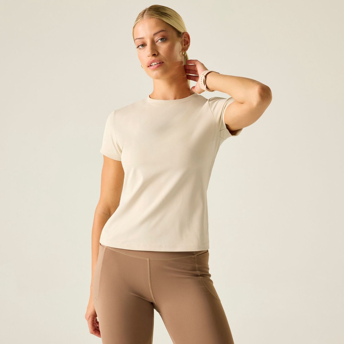 Dare2B Refresh T-shirt met korte mouwen voor dames sneldrogend en sportief. Beige