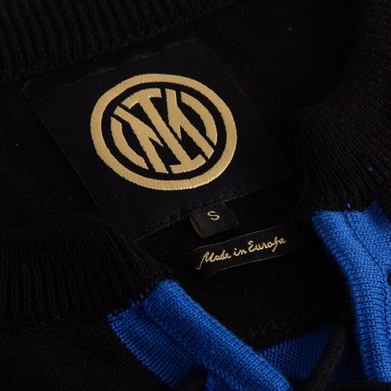 Label van een Inter Milan retro voetbalshirt met maat 'S' en 'Made in Europe'.