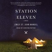 Boekomslag van Station Eleven met de tekst "Once in a very long while a book becomes a brand-new old friend..." en een afbeelding van een kamp met verlichte tenten onder een sterrenhemel.