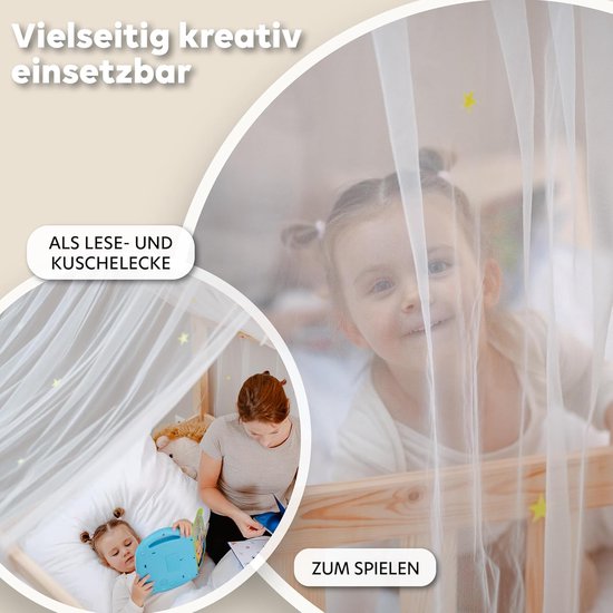 Een vrouw leest een boek voor aan twee kinderen in een hemelbed. Het bed is versierd met een muskietennet met sterren.