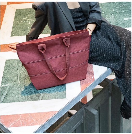 Dames zittend op tafel met bordeauxrode shopper met horizontale ribbels.