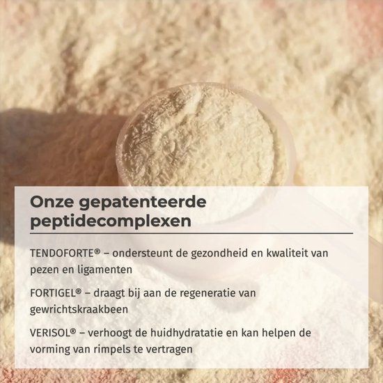 Schepje met wit collageenpoeder. Onze gepatenteerde peptidecomplexen.