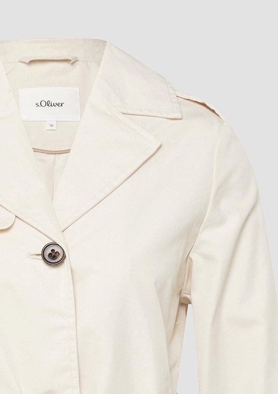 Crèmekleurige jas van s.Oliver met revers en knoopsluiting, label zichtbaar.