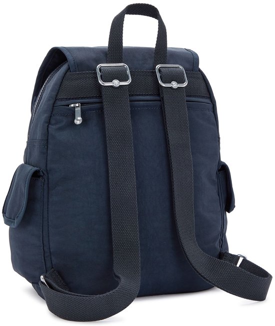 Achterkant van een donkerblauwe Kipling rugzak met verstelbare banden.