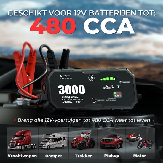 Zwarte jumpstarter met rode en zwarte klemmen naast voertuigen: vrachtwagen, camper, trekker, pickup, motor.