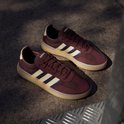 Bordeauxrode sneaker met beige en blauwe strepen, beige zool.