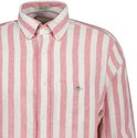 Close-up van de kraag en borst van een roze en witte gestreepte linnen mix blouse.