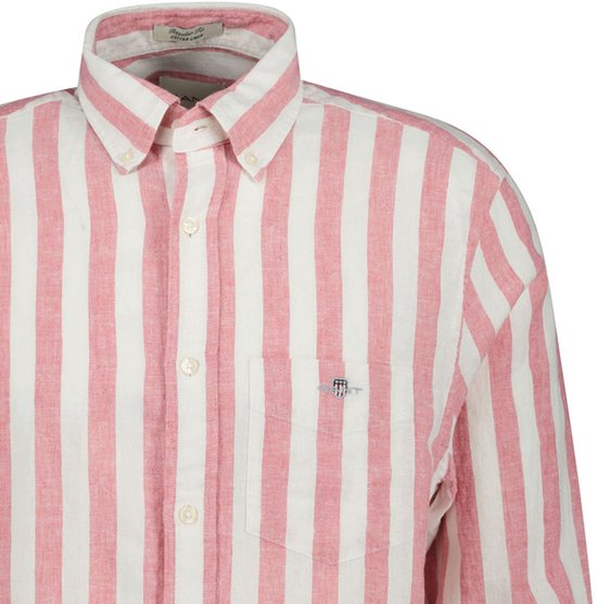 Close-up van de kraag en borst van een roze en witte gestreepte linnen mix blouse.