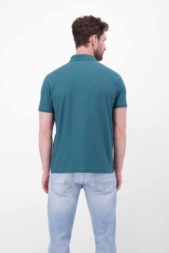 Achterkant van een blauwe polo met donkerblauwe kraag en knopen, model