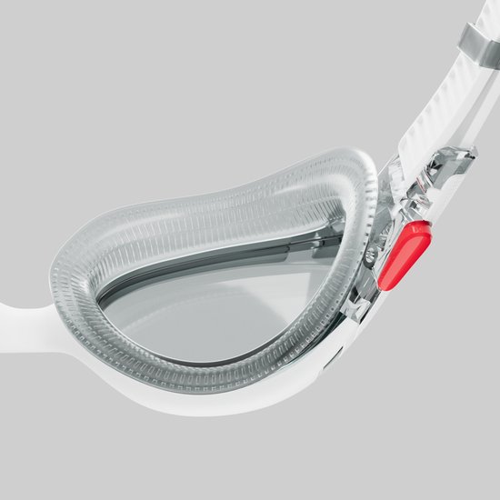 Close-up van de witte Speedo zwembril, met gedetailleerde grijze lensrand.