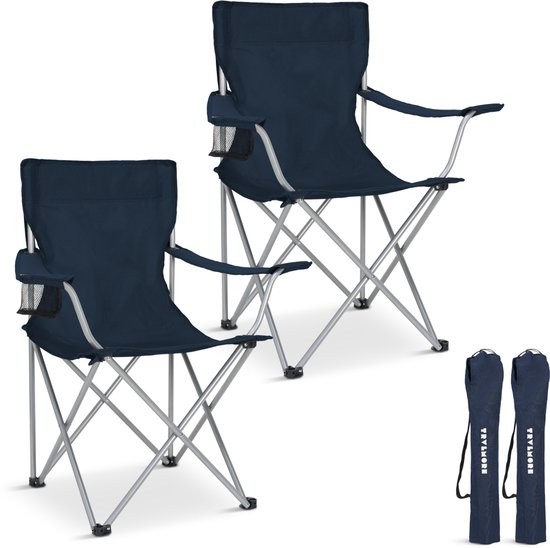 Twee donkerblauwe campingstoelen met bekerhouders en twee opgevouwen stoelen in draagtassen.