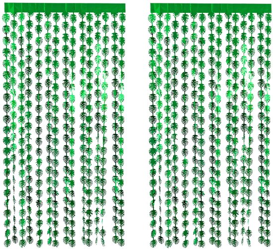 Twee groene folie deurgordijnen met palmblad-print, hangend aan een groene band.