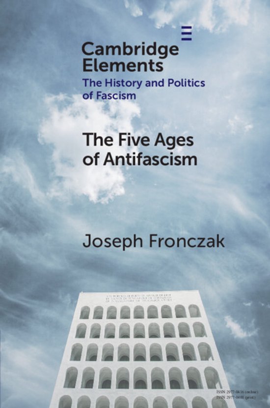 Boekomslag: 'The Five Ages of Antifascism' van Joseph Fronczak, tegen een achtergrond van een witte booggevel en lucht.