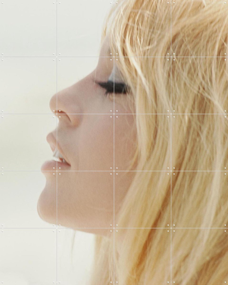 IXXI Brigitte Bardot at the Beach, Orlando Suero & Bridgeman Images - 80 x 100 cm - Gratis ophangtool - Grote wanddecoratie en posters - Klassiek