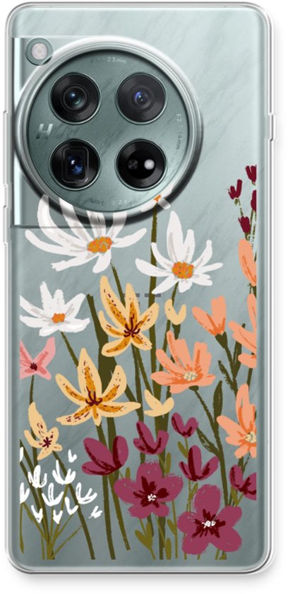 Doorzichtig hoesje met een print van wilde bloemen in pastelkleuren, op een telefoon.