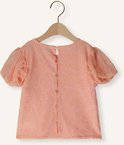 Achterkant van een perzikkleurige blouse met kanten textuur, korte pofmouwen en knoopsluiting.