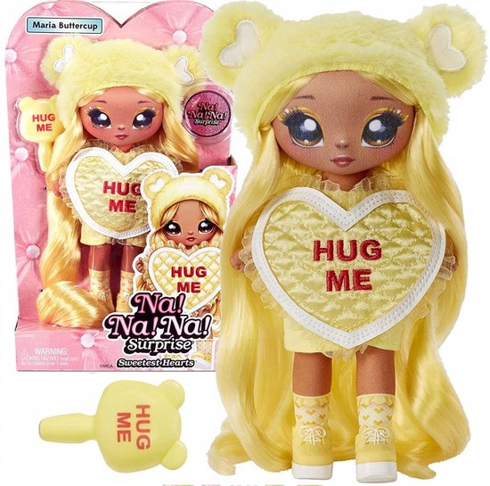Maria Buttercup pop met lange blonde haren, gele beerenmuts en gele kleding. Ze houdt een geel hart vast met 'HUG ME' erop.