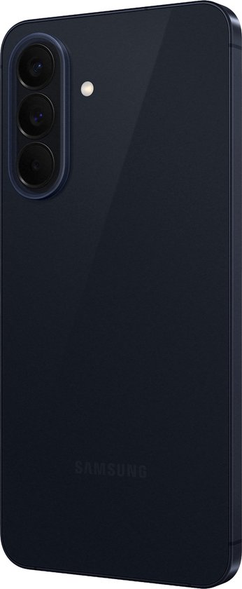 Achterkant van een donkerblauwe Samsung Galaxy A57 5G met een verticale triple camera-opstelling.