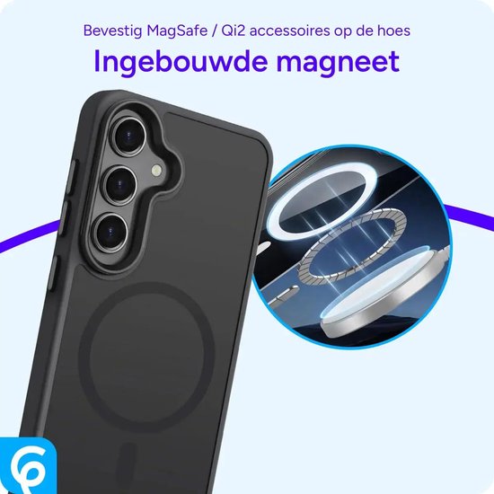 Zwarte matte telefoonhoes met een ingebouwde magneet voor MagSafe accessoires.