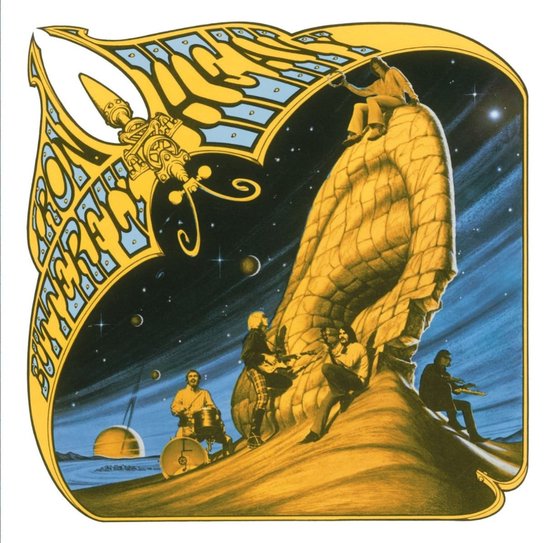 Een psychedelische albumhoes met een band op een buitenaardse planeet bij een grote rotsformatie.