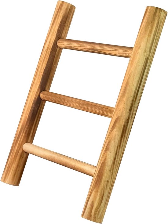 Houten handdoekladder met drie sporten op een witte achtergrond.