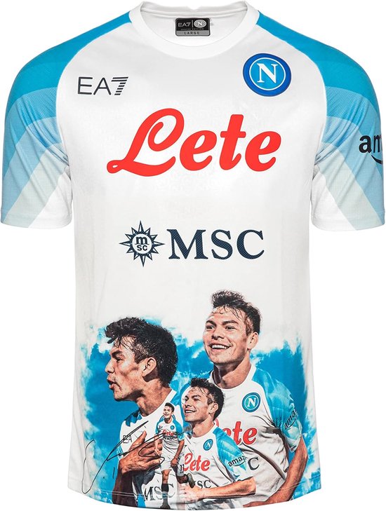 Wit EA7 sportshirt met blauwe accenten, 'Leete' en 'MSC' logo's en beeltenissen van voetballers.