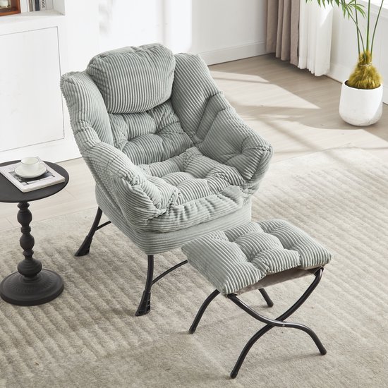 Lichtgroene corduroy fauteuil met bijpassend voetenbankje.