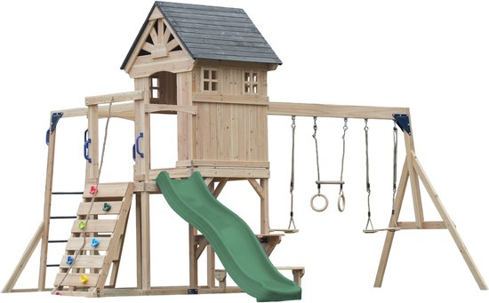 Aire de jeux en bois avec toboggan vert, balançoires, mur d'escalade et table de pique-nique, isolée sur fond blanc.