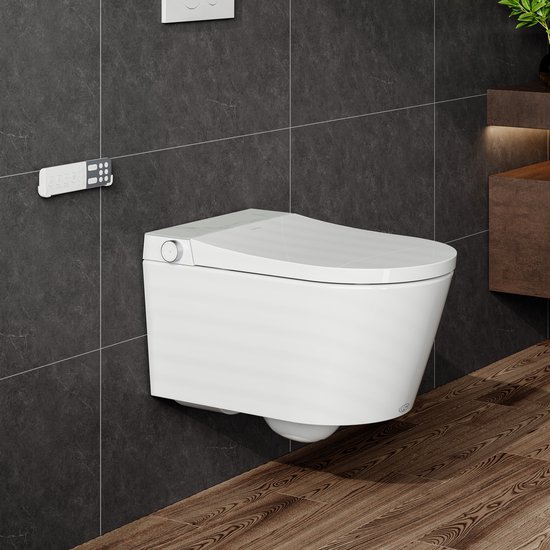 Wit wandtoilet gemonteerd tegen een donkere betegelde muur, met houten vloer. Afstandsbediening aan de muur.