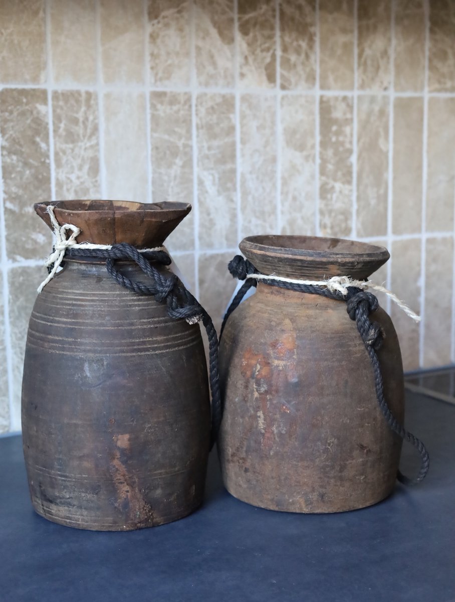 Set van 2 Nepalese houten kruiken potten met touw kruik vaas pot hout oud