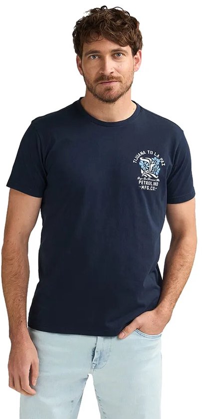 Man met donkerblauw T-shirt met een kleine grafische print op de borst.