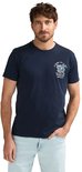 Man met donkerblauw T-shirt met een kleine grafische print op de borst.
