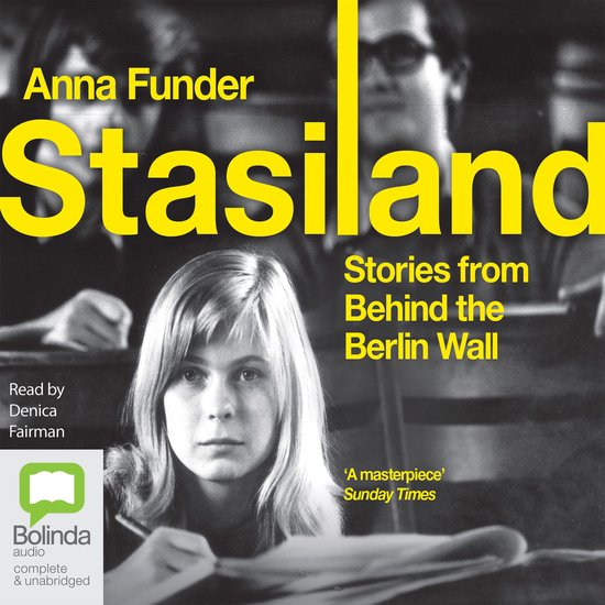 Boekomslag met de titel 'Stasiland: Stories from Behind the Berlin Wall' door Anna Funder. Een jonge vrouw kijkt naar de camera.