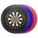 Drie dartborden met surrounds in de kleuren zwart, blauw en rood opgestapeld.