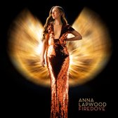 Anna Lapwood in een glinsterende oranje jurk met diepe V-hals en gouden vleugels op de achtergrond. "ANNA LAPWOOD FI redove"