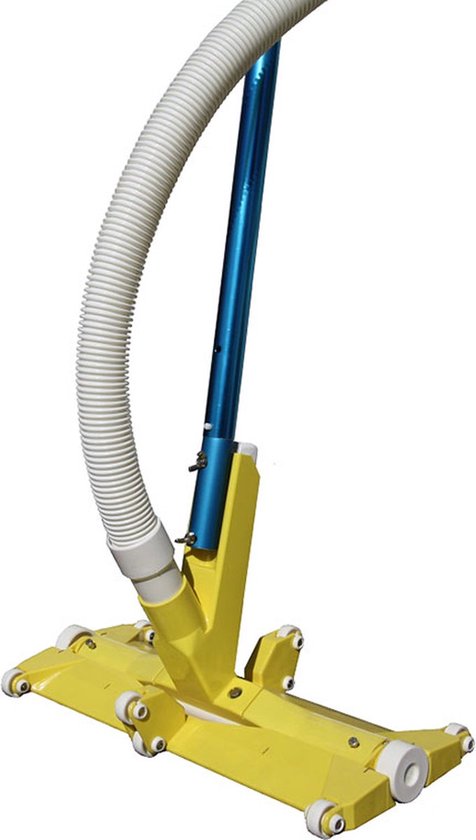 Tête d'aspirateur de piscine jaune avec manche bleu et tuyau blanc, avec des roues blanches.