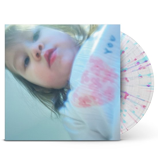Gouden plaat met een close-up van een baby's gezicht, met een opdruk van 'You' en een hartje. De plaat zelf is doorschijnend met veelkleurige spetters.