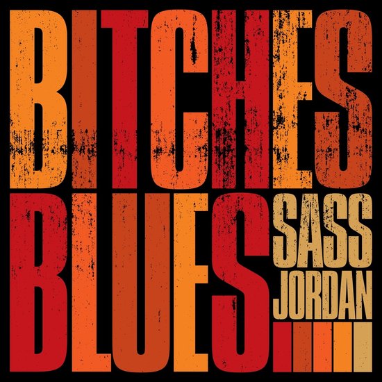 Bitches Blues Sass Jordan, tekst in oranje en rode verweerde letters op zwarte achtergrond.